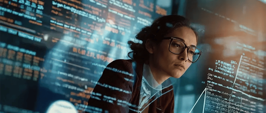 Mulher olhando pensativa para dados