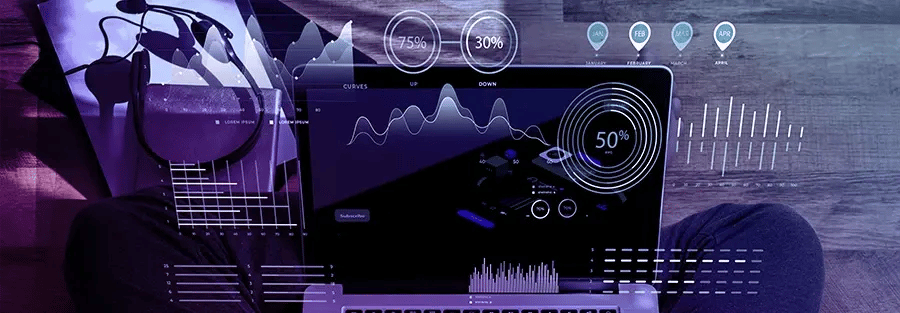 homem consultando no Laptop uma plataforma de dados de clientes e fornecedores 