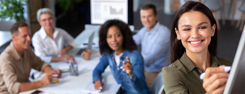 Funcionários implementando o data analytics